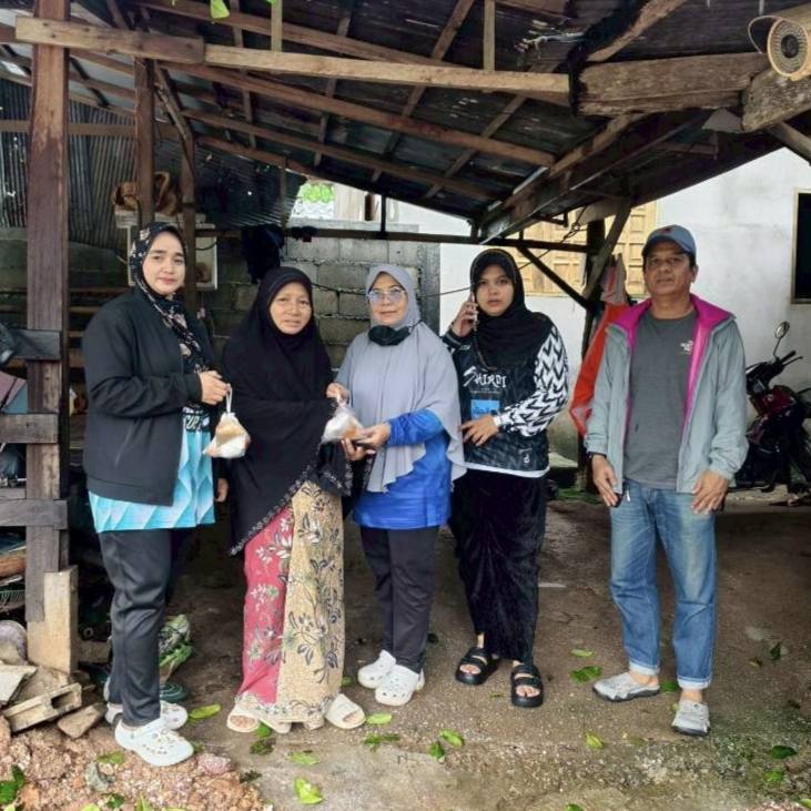 👷‍♀️ภารกิจช่วยเหลือหลังน้ำลดวันนี้สำเร็จด้วยดี จากแรงสนับสนุนทุกภาคส่วน
ภารกิจให้ความช่วยเหลือผู้ประสบภัยน้ำท่วมในเขตเทศบาลตำบลมะรือโบตกในวันนี้สำเร็จลุล่วงไปด้วยดี โดยทีมปฏิบัติการได้ดำเนินการจัดเตรียมและแจกจ่ายอาหารให้แก่ประชาชนในพื้นที่ที่ได้รับผลกระทบ จำนวน 1,189 ห่อ เพื่อบรรเทาความเดือดร้อนอย่างเร่งด่วน